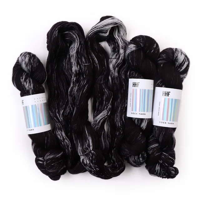 hedgehog-fibres-custom-dye-order-orca-fil-tricoter-teint-main image 1