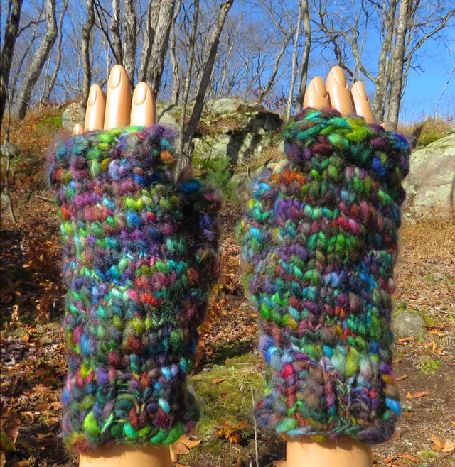 handmaiden-heirloom-fingerless-slubby-mitts-patron-tricot-mitaines image 1