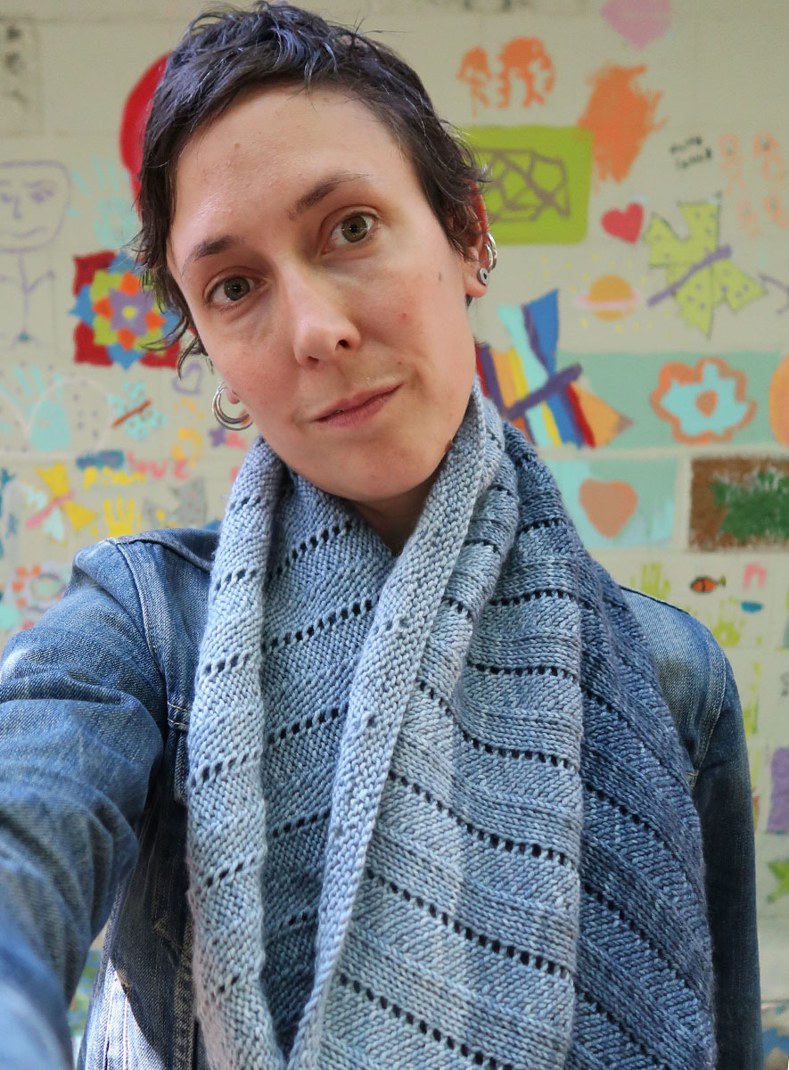 handmaiden-spin-you-round-patron-tricot-tole-wrap image 1