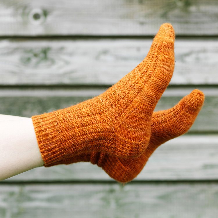 hedgehog-fibres-patterns-vestigial-patron-chaussettes-top-down image 1