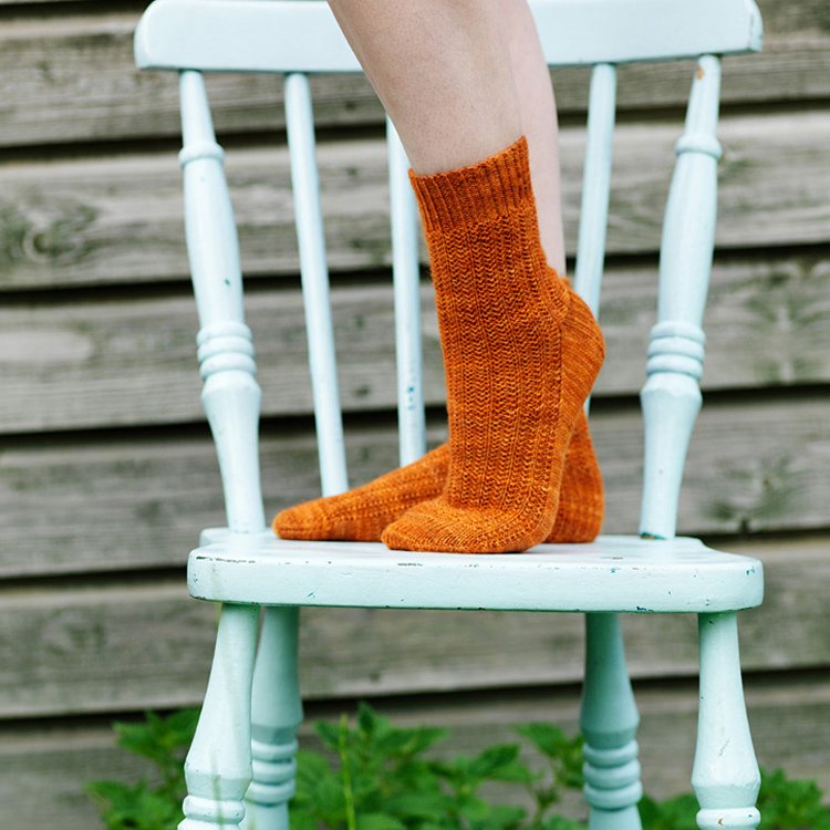 hedgehog-fibres-patterns-vestigial-patron-chaussettes-top-down image 2