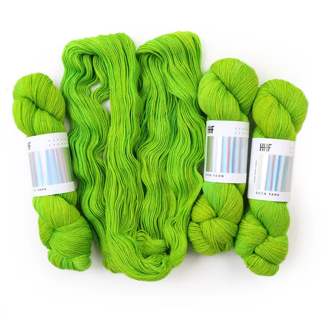 hedgehog-fibres-custom-dye-shamrock-fil-tricoter-teint-main image 1