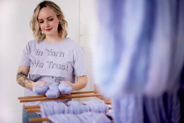 hedgehog-fibres-in-yarn-we-trust-t-shirt-lavande-coton-bio image 1