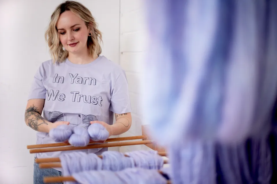 hedgehog-fibres-in-yarn-we-trust-t-shirt-lavande-coton-bio image 1