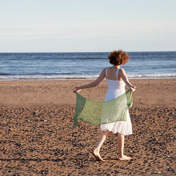 handmaiden-bias-shawl-patron-ch-le-biais-manchette image 1