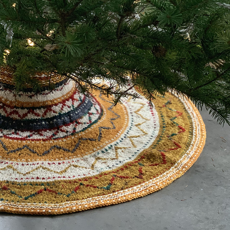 handmaiden-patterns-christmas-tree-skirt-patron-tour-de-sapin image 1