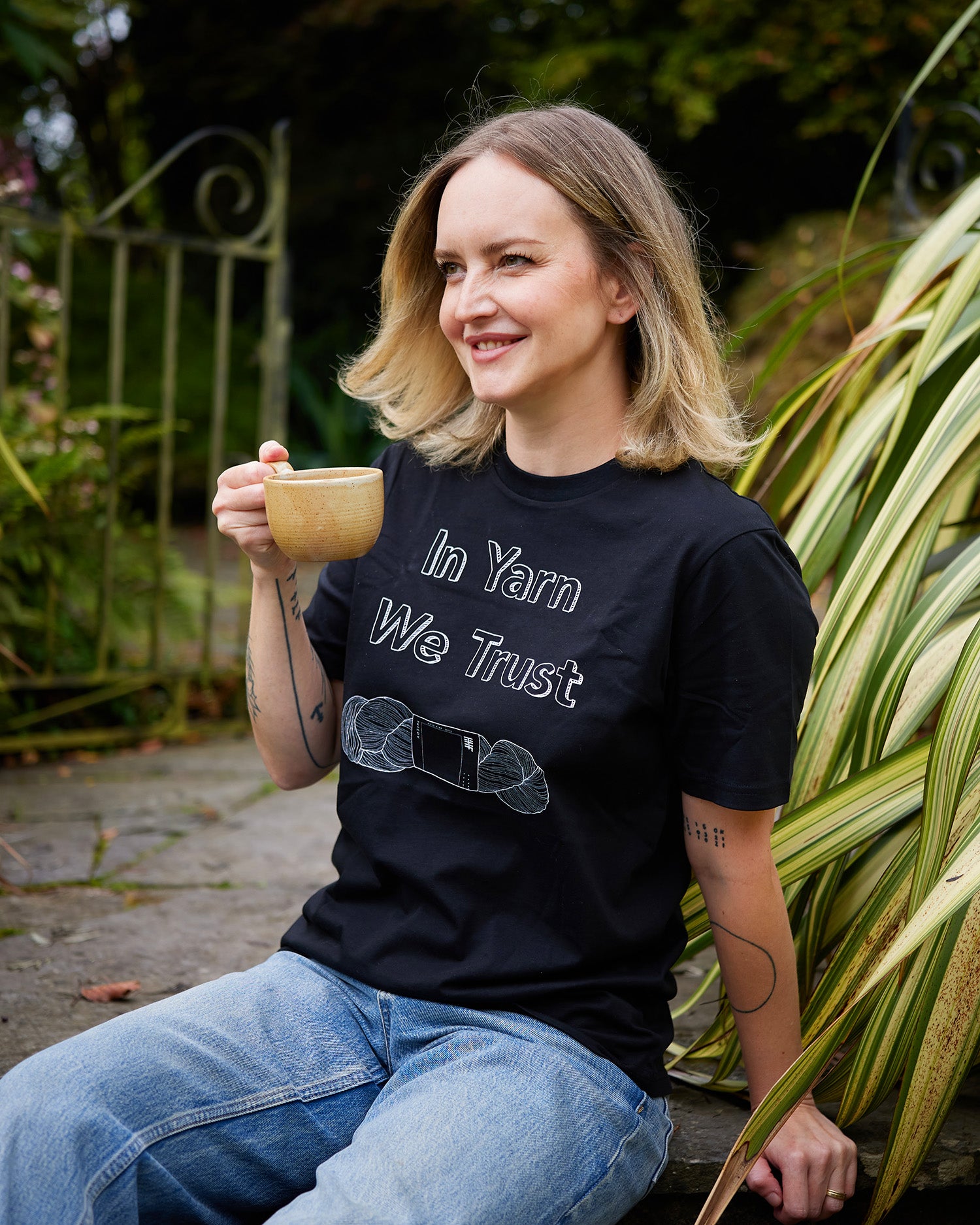 hedgehog-fibres-in-yarn-we-trust-t-shirt-noir-coton-bio image 1