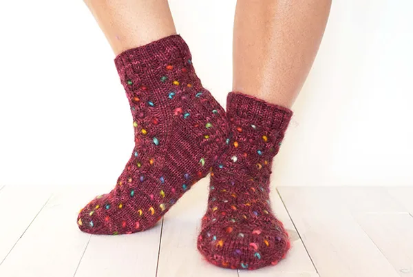 handmaiden-patterns-honey-thrum-socks-patron-chaussettes-chaudes image 1