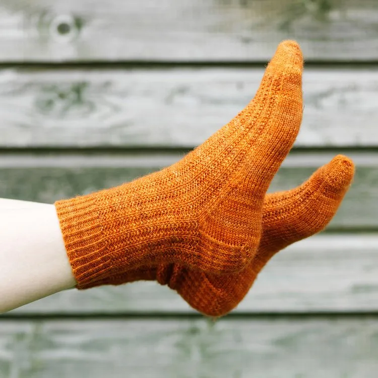 hedgehog-fibres-patterns-vestigial-patron-chaussettes-top-down image 1