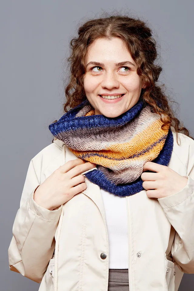 gusto-wool-house-patterns-cubes-hues-cowl-patron-snood image 1