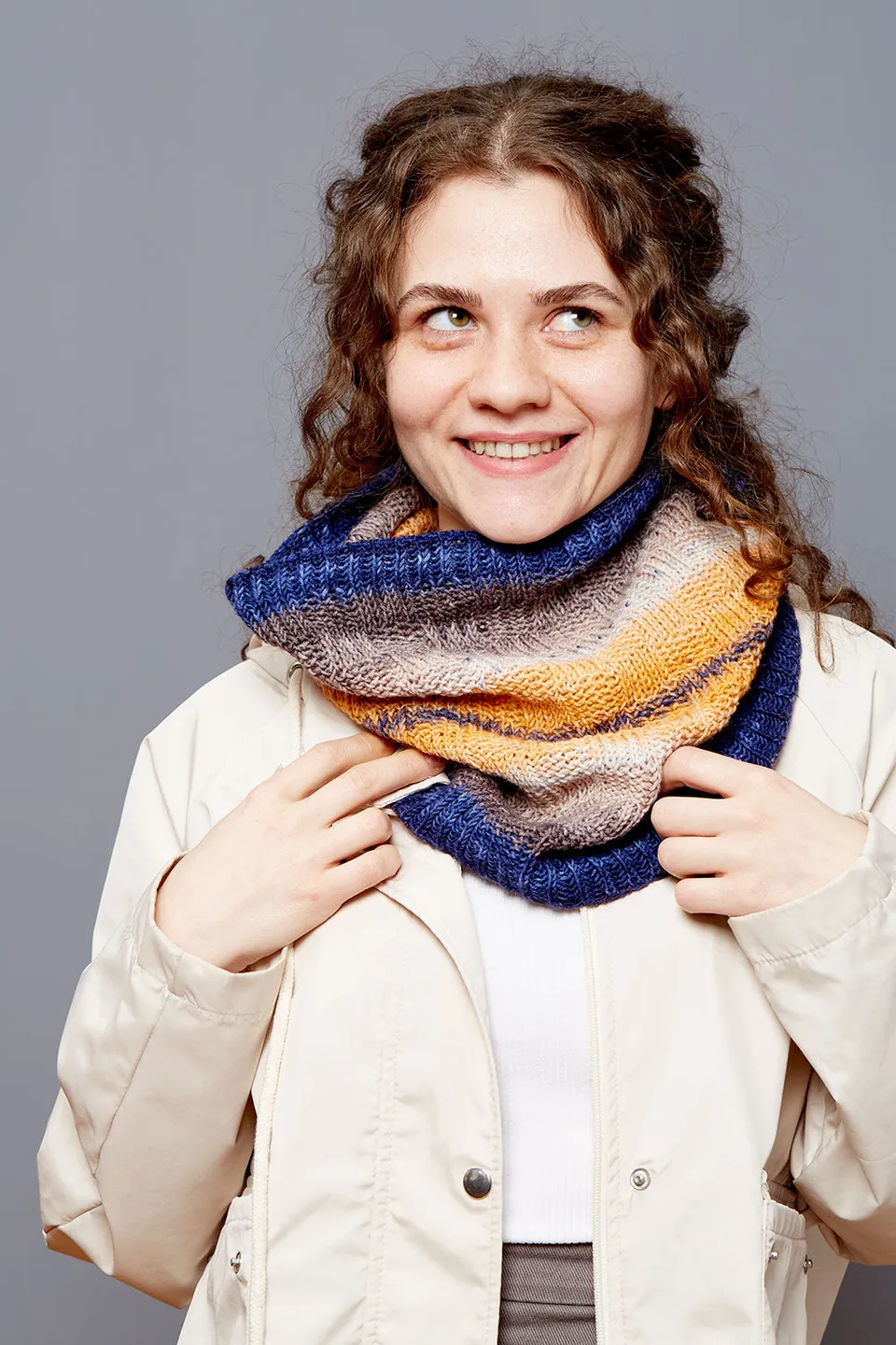 gusto-wool-house-patterns-cubes-hues-cowl-patron-snood image 1