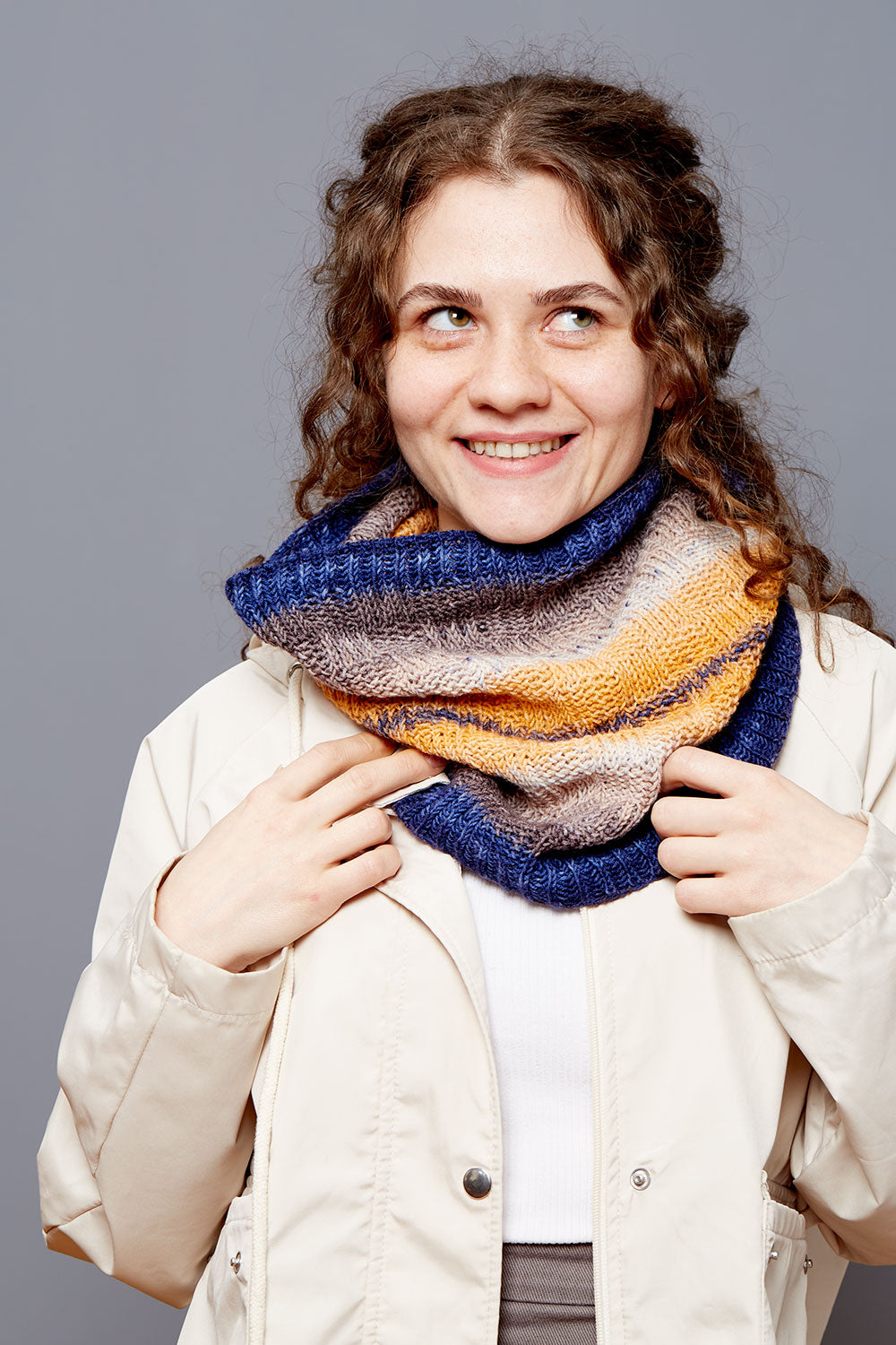 gusto-wool-house-patterns-cubes-hues-cowl-patron-snood image 1