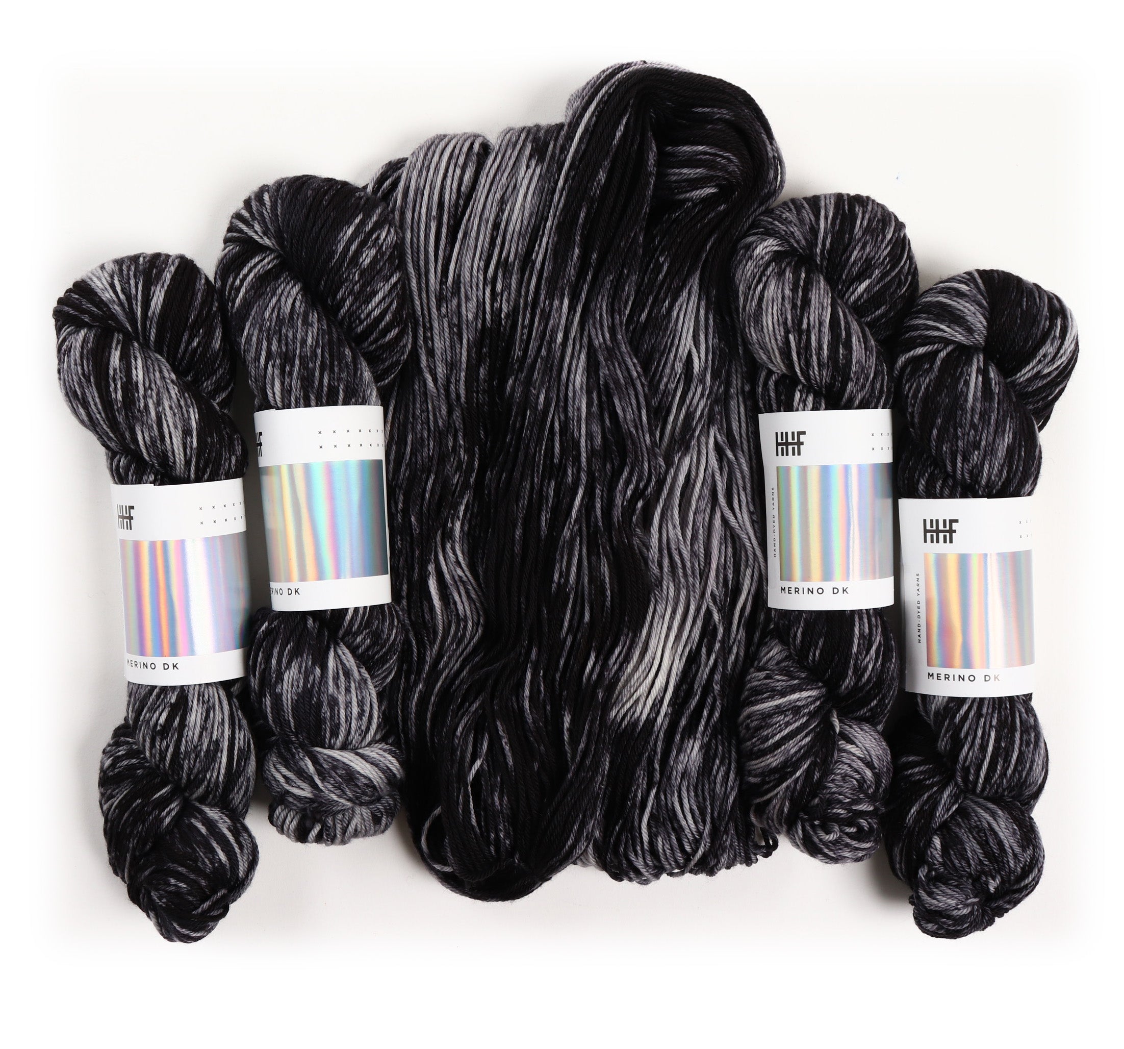 hedgehog-fibres-custom-dye-order-orca-fil-tricoter-teint-main image 3