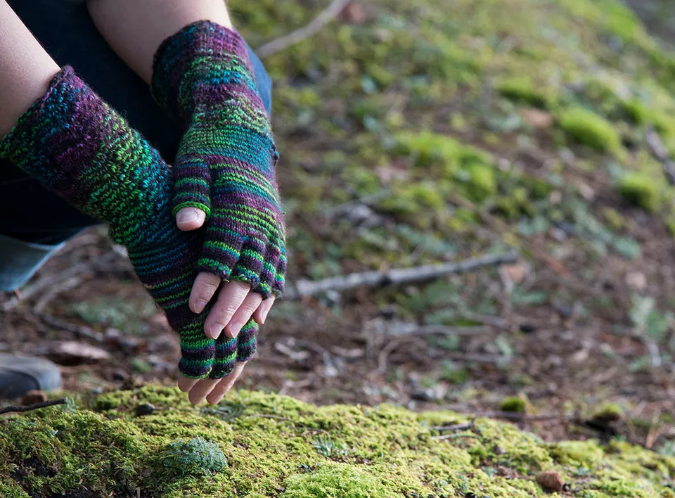 handmaiden-patterns-fairy-fingers-patron-mitaines-dentelle image 1