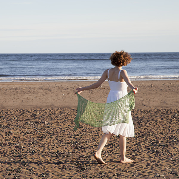 handmaiden-bias-shawl-patron-ch-le-biais-manchette image 1