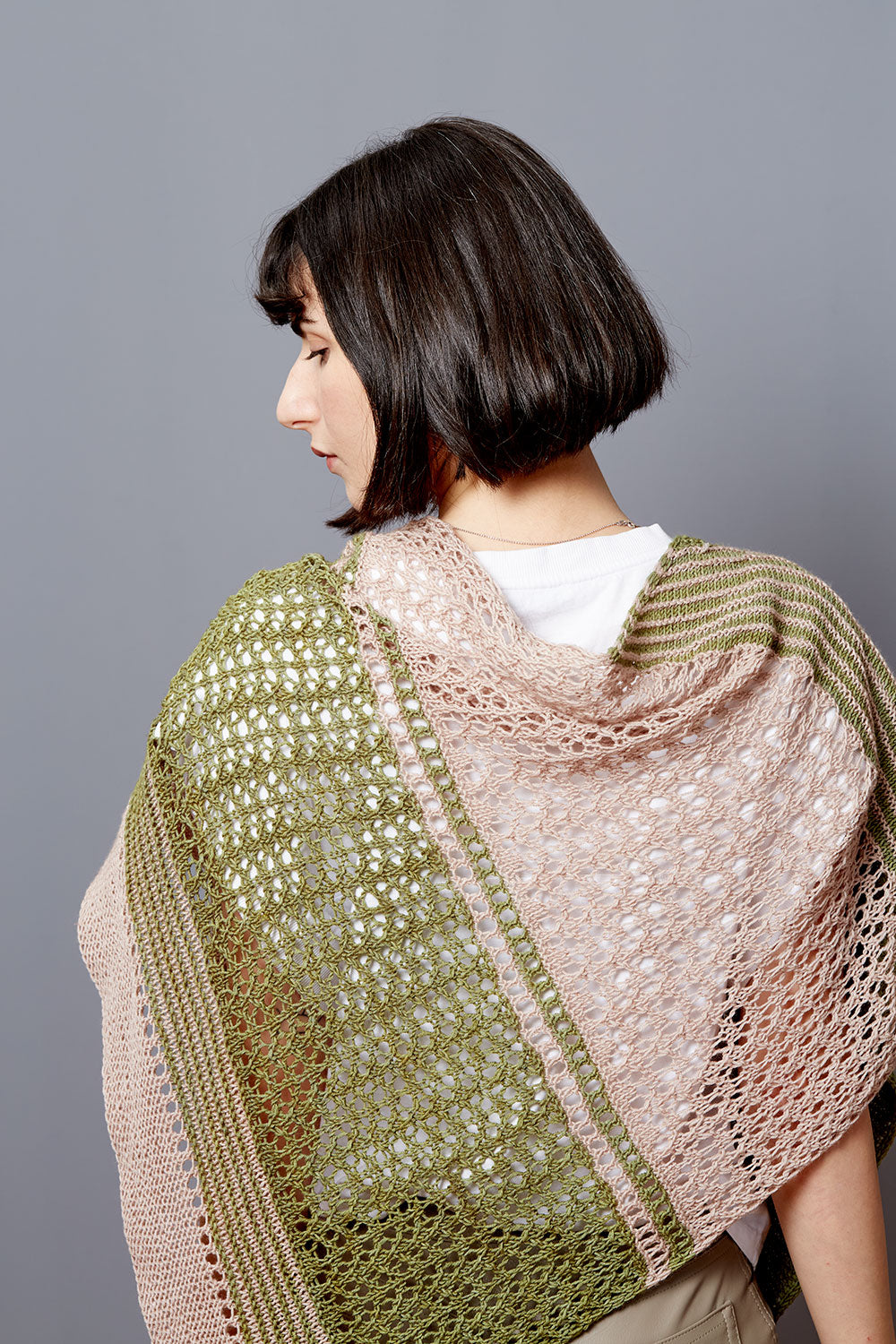 gusto-wool-umut-shawl-patron-tricot-ch-le-dentelle-bicolore image 3