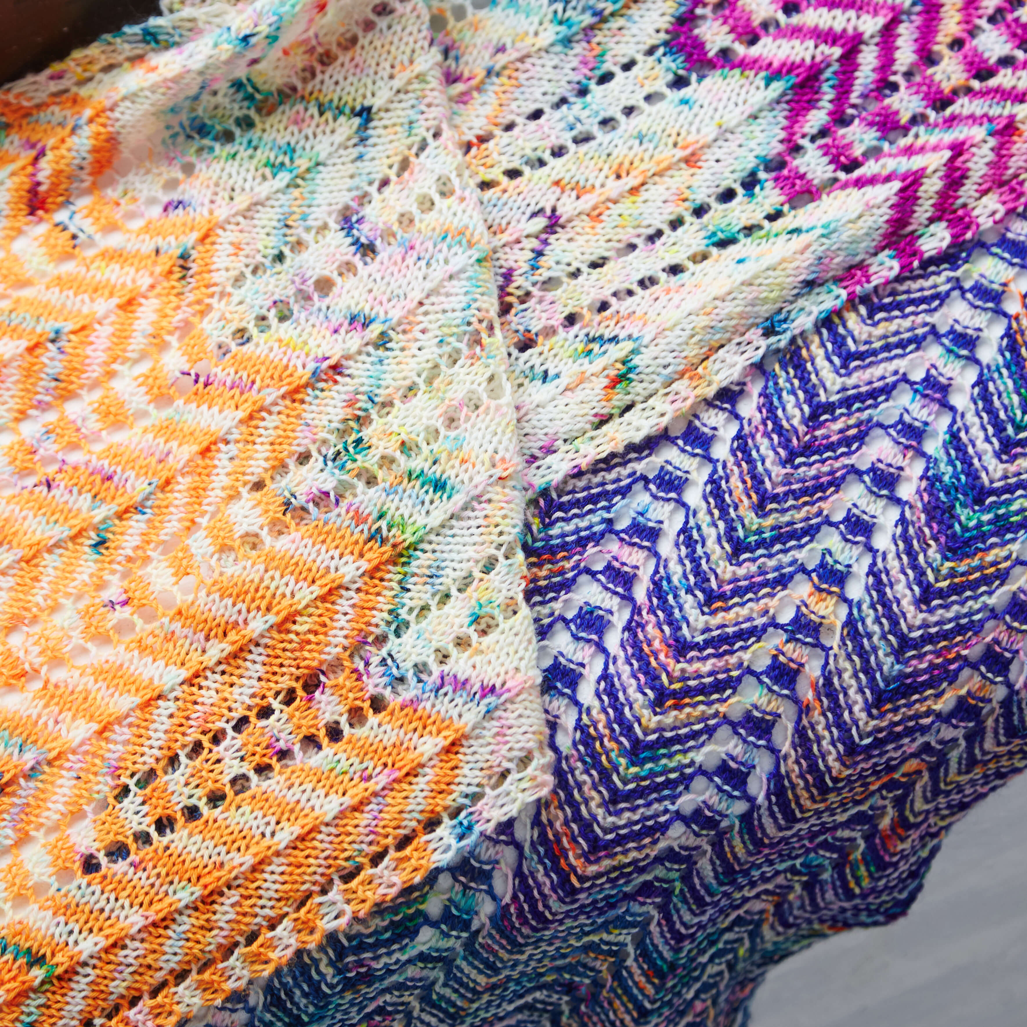 hedgehog-fibres-born-trippy-patron-foulard-chevrons image 1