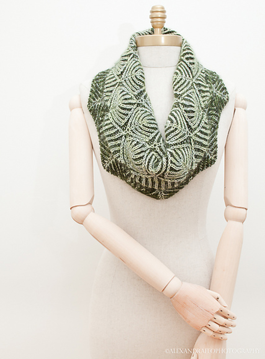 handmaiden-patterns-forest-wreath-patron-couronne image 1