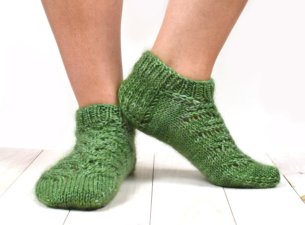 handmaiden-patterns-fancy-vamps-patron-chaussettes-dentelle image 1
