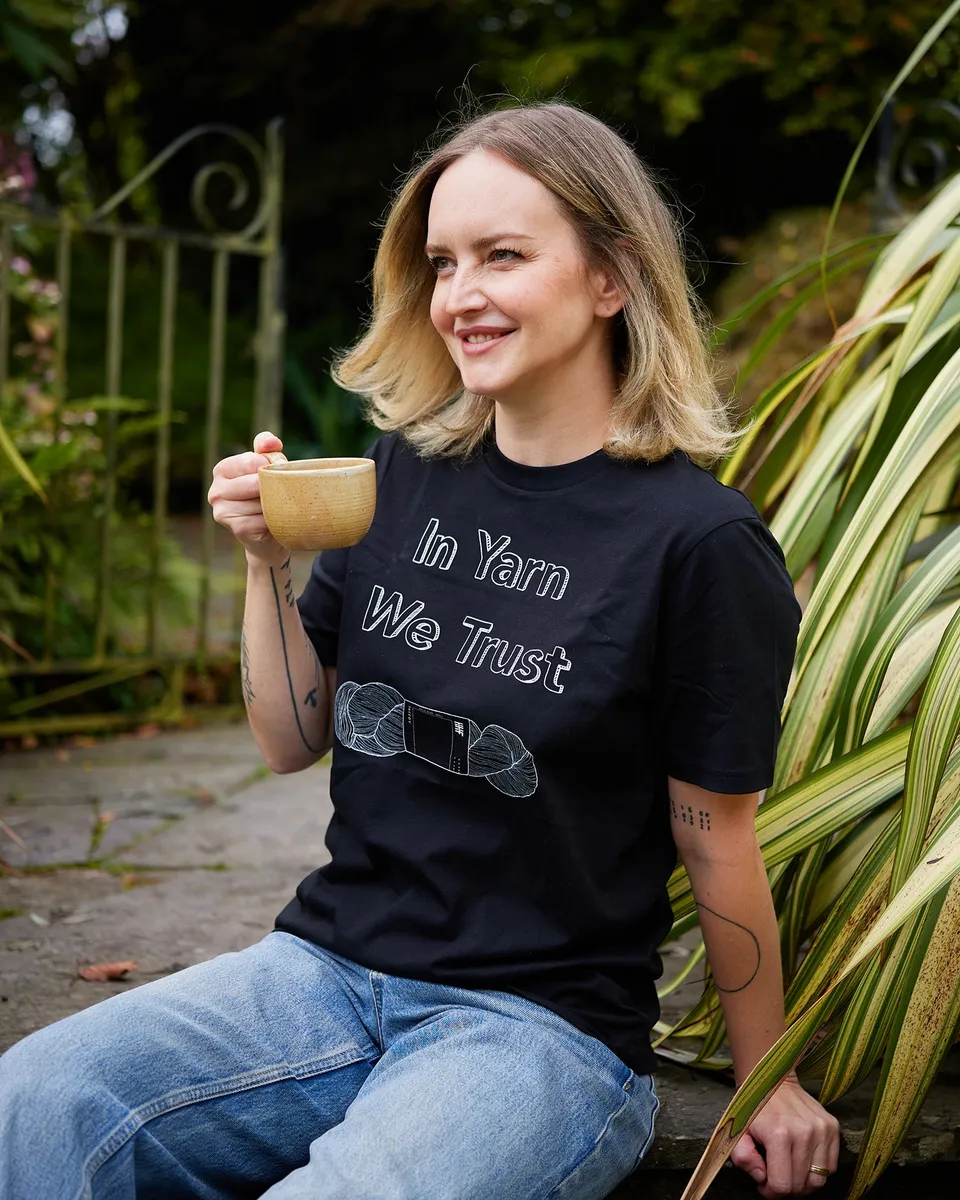hedgehog-fibres-in-yarn-we-trust-t-shirt-noir-coton-bio image 1