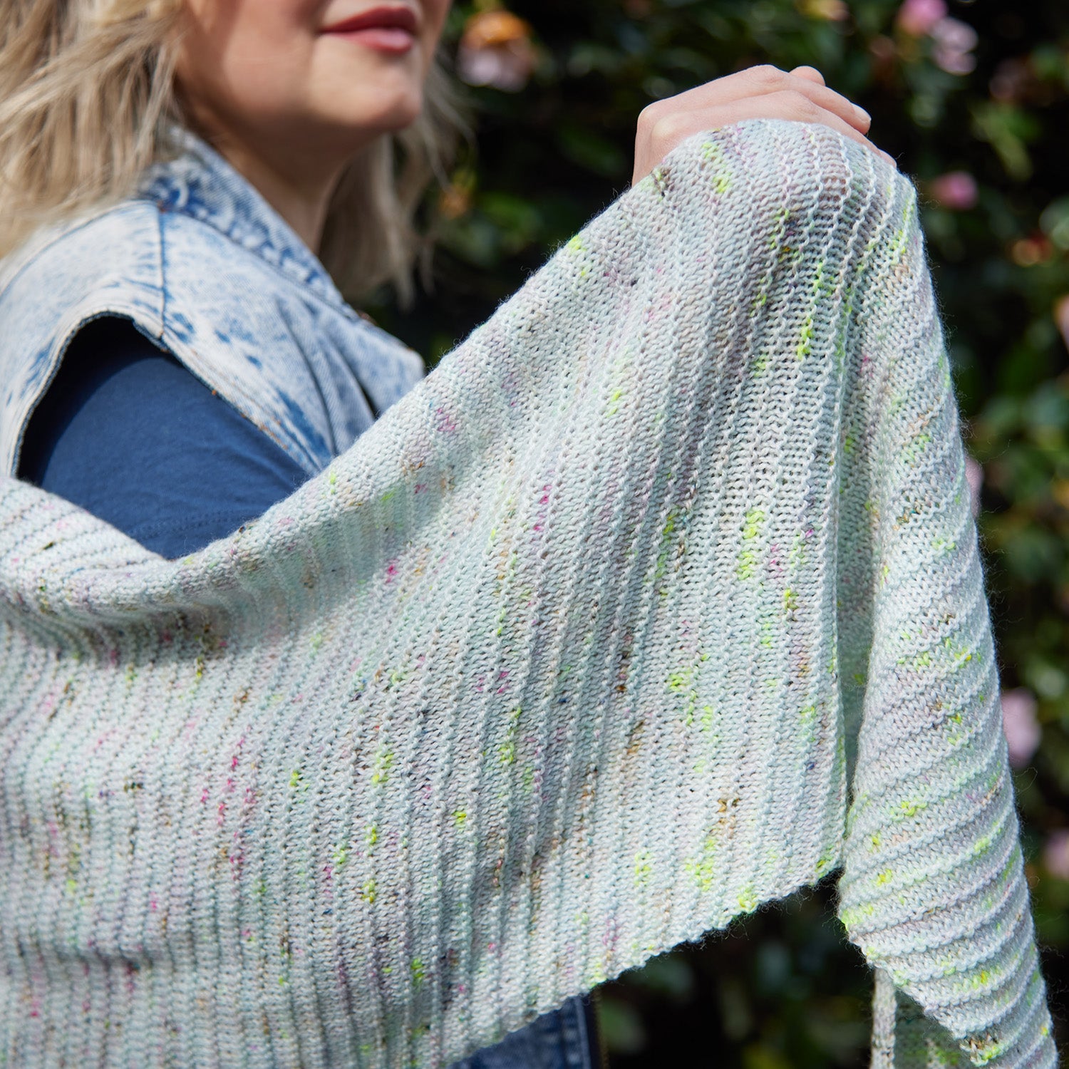 hedgehog-fibres-april-scarf-patron-ch-le-triangle-oh-so-fine image 4