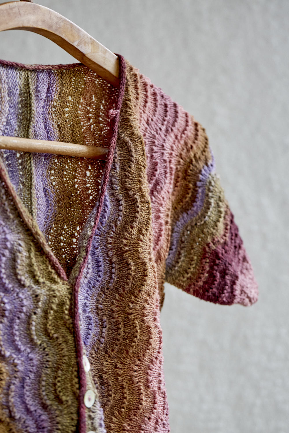 gusto-wool-sophia-cardigan-patron-tricot-chevron-fingering image 6