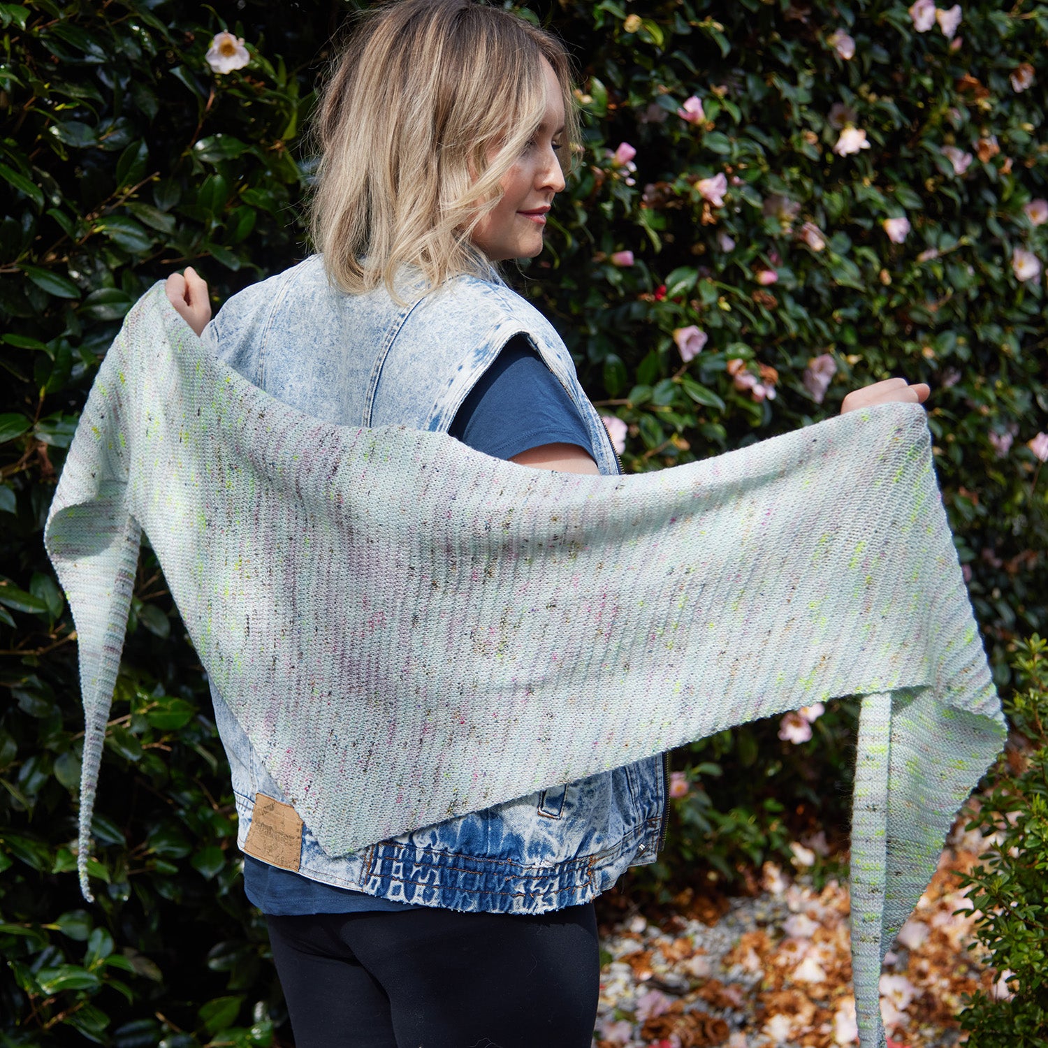 hedgehog-fibres-april-scarf-patron-ch-le-triangle-oh-so-fine image 3