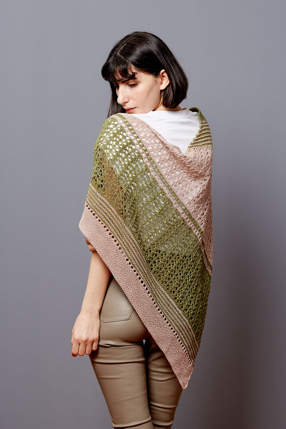 gusto-wool-umut-shawl-patron-tricot-ch-le-dentelle-bicolore image 1