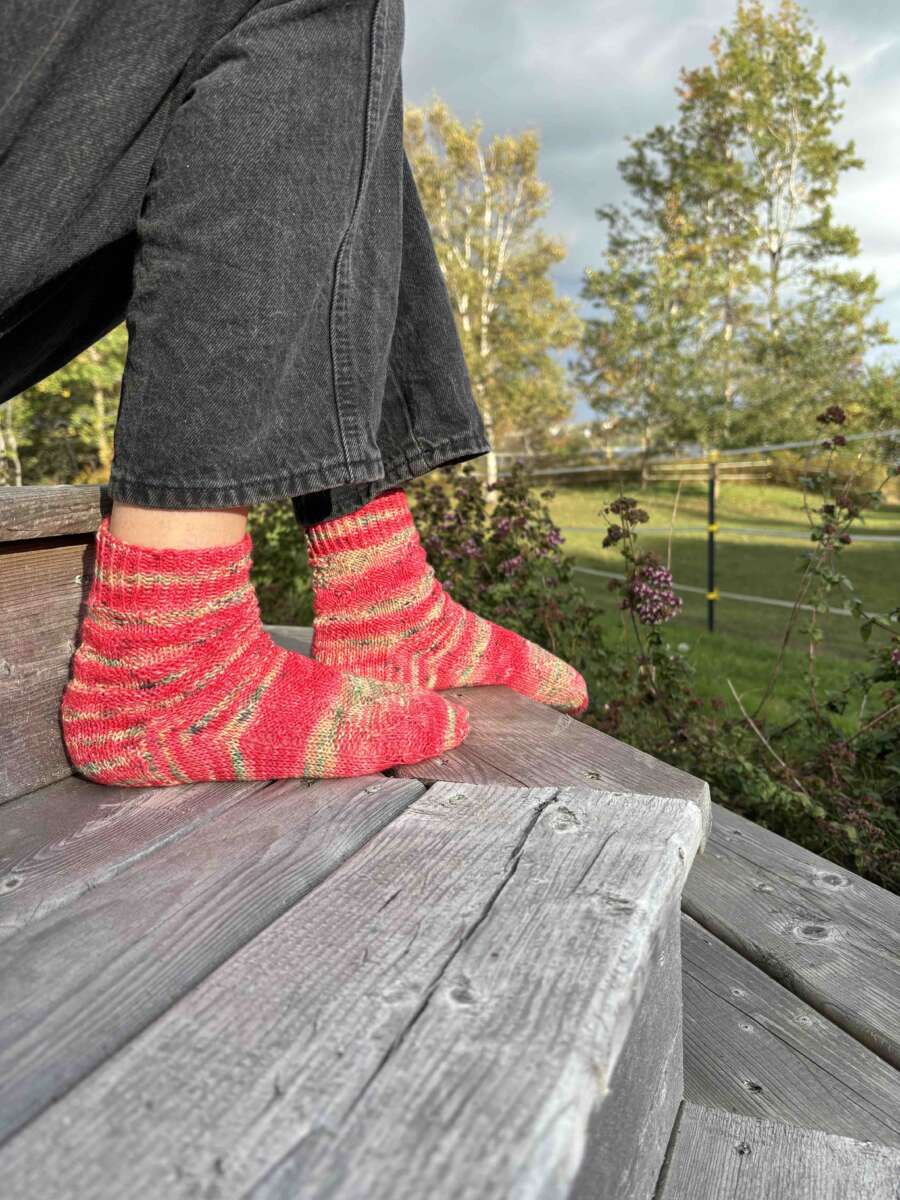 handmaiden-knitting-kits-cabin-socks-kit-chaussettes-patron image 2