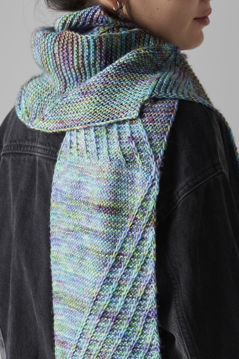 gusto-wool-house-patterns-pathfinder-scarf-patron-tricot-charpe-seul image 6