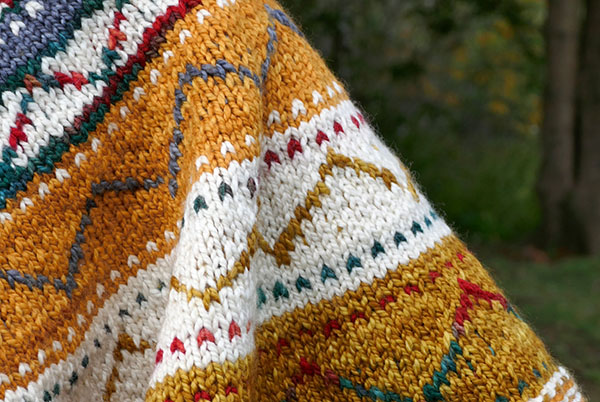handmaiden-knitting-kits-christmas-tree-skirt-kit-tricot-poncho-festif image 2