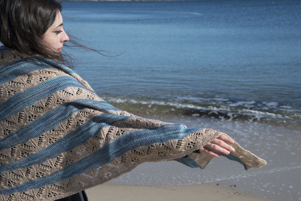 handmaiden-tidal-bay-shawl-patron-ch-le-dentelle-gratuit image 1
