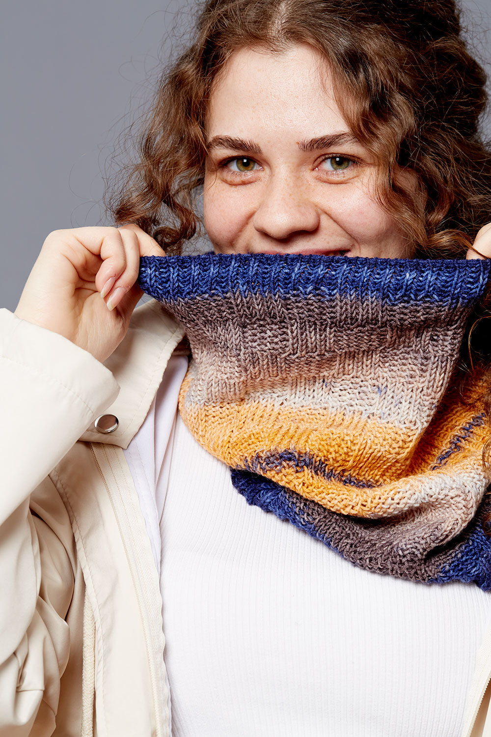 gusto-wool-house-patterns-cubes-hues-cowl-patron-snood image 3