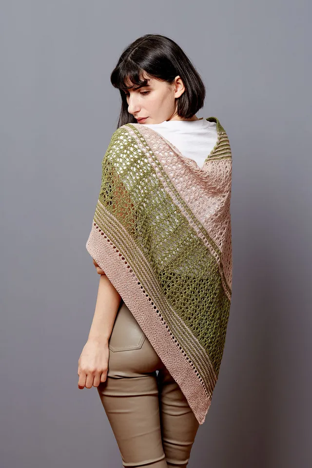 gusto-wool-umut-shawl-patron-tricot-ch-le-dentelle-bicolore image 1